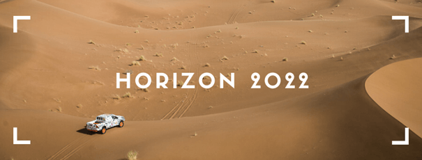 Pickup sur une dune de sable avec titre Horizon 2022